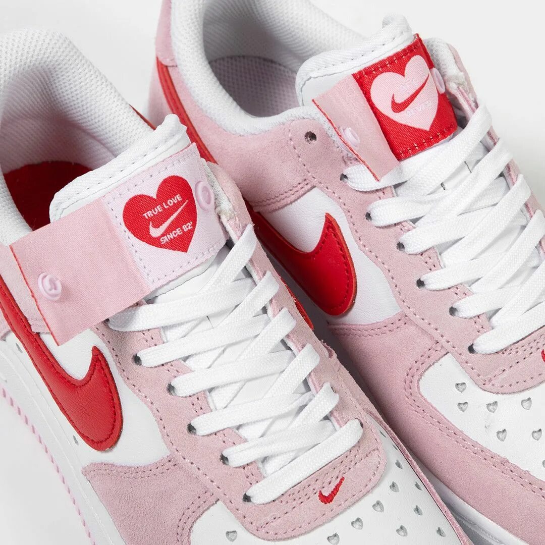 Святые найки. Nike Air Force 1 Valentines Day 2021. Nike Air Force 1 Low Valentines Day 2021. Nike Air Force 1 Valentine's. Nike Air Force 1 Valentines Day.