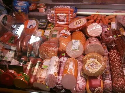 Ассортимент колбасы в магазине