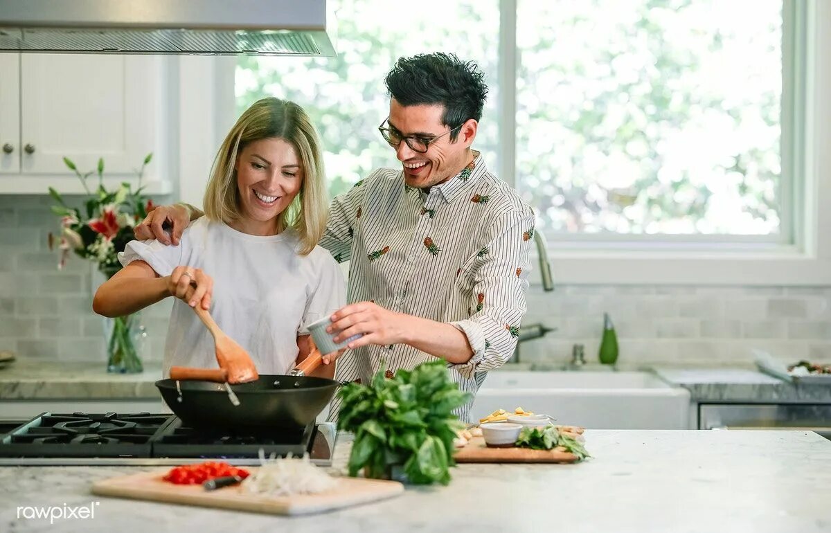 Cooking in another. Счастье на кухне. Пара готовит. Влюбленная пара готовит русские. Пара готовит на кухне.