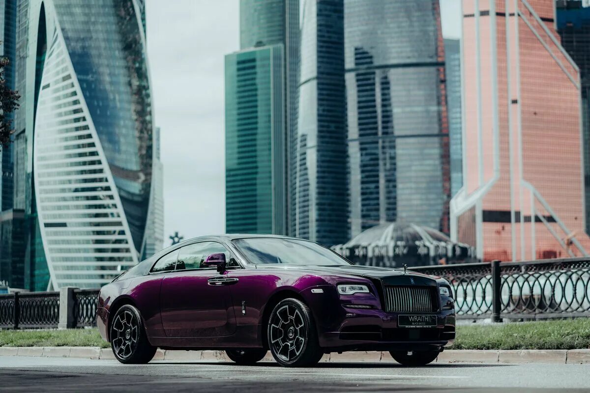 Включи представляют машины. Rolls Royce Wraith Москва. Роллс Ройс Москва Сити. Rolls Royce Wraith Moscow City. Rolls Royce BMW.