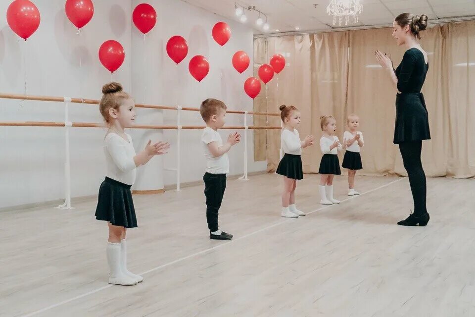 Чертеж школы 1 этаж сверху и сбоку. Высота школы 3 этажа. Разрез здания школы чертеж. Школа танцев высота королев. Средняя высота школы.