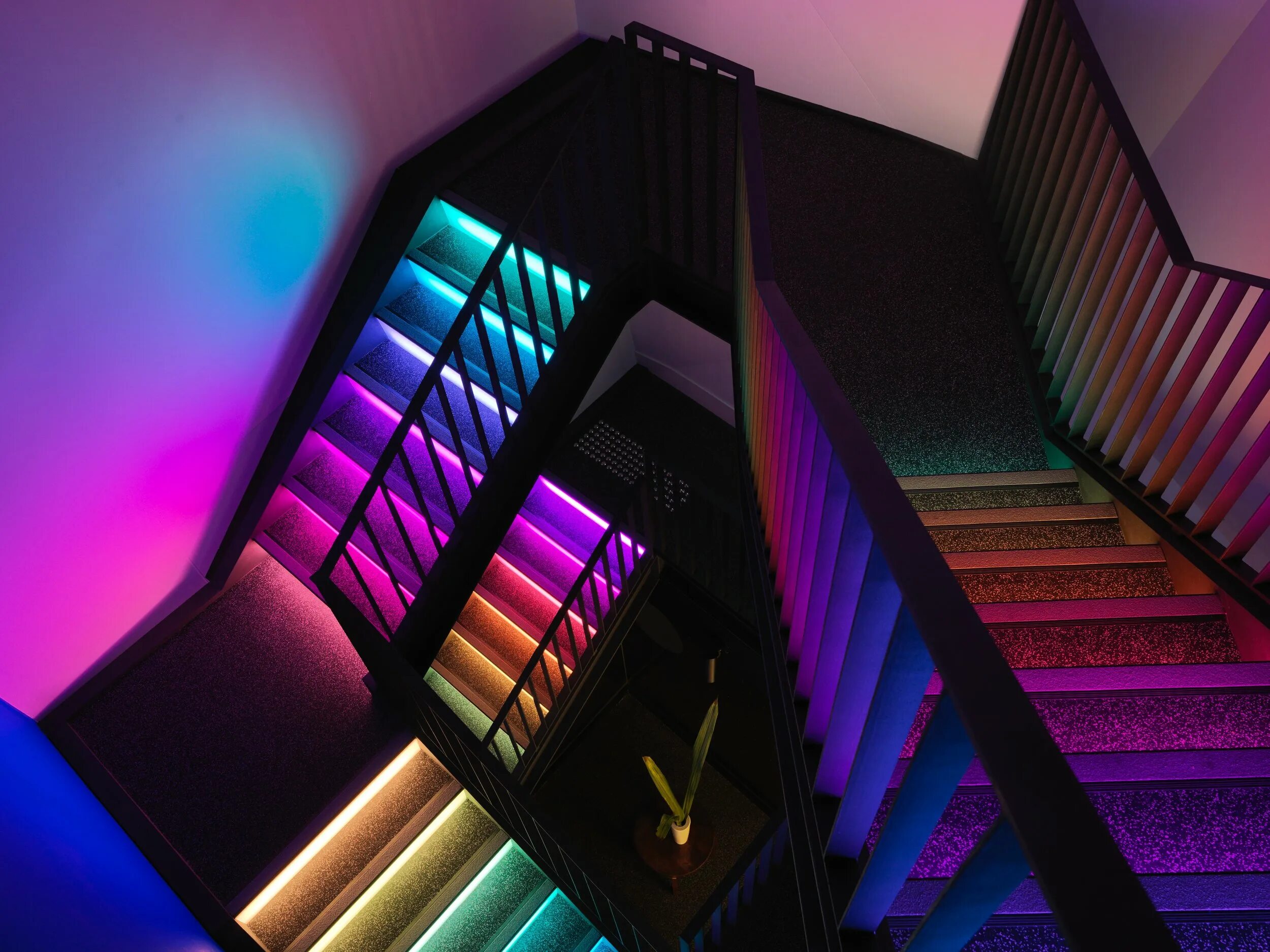Подсветка лестницы. Светодиодная подсветка лестницы. Подсветка лестницы на ступенях. Радужная лестница. Colorful lighting