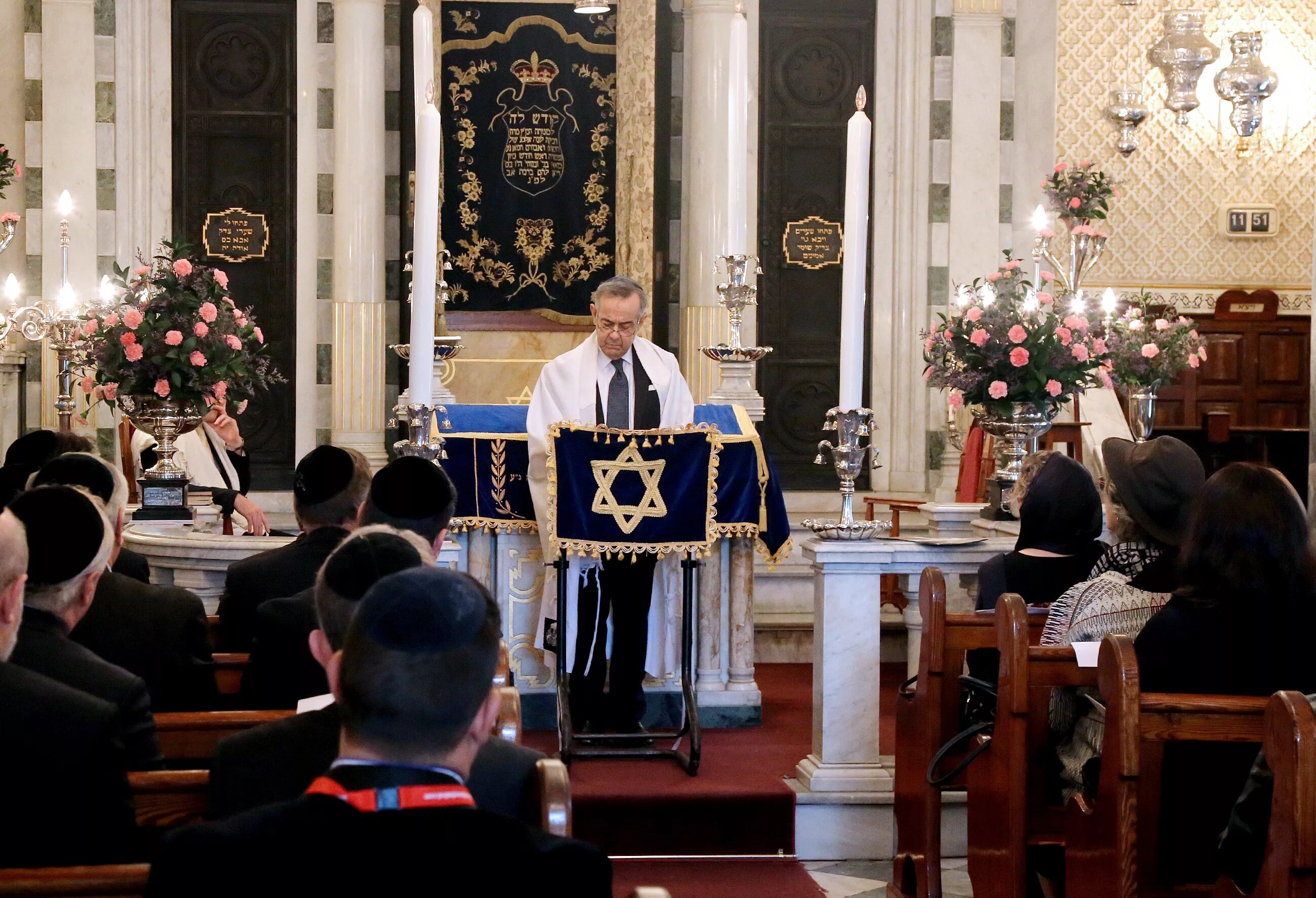 синагога в великобритании. главный раввин санкт-петербурга. синагогальное богослужение это. иудеи в синагоге. хазан иудаизм.