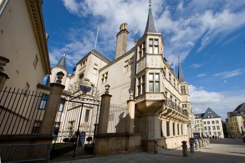 Люксембург дворец великого герцога фото. Герцогский дворец в люксембурге. Достопримечательности люксембурга дворец великого герцога. Люксембург дворец великого герцога фото. Дворец великих герцогов люксембург внутри.