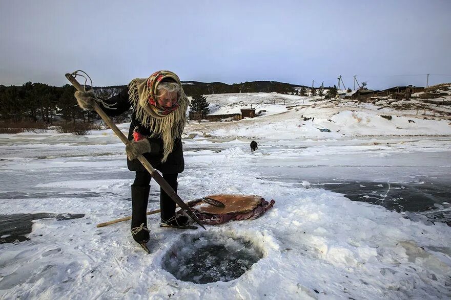 Любовь Мореходова Байкал. Любовь Мореходова Байкал на коньках. Бабушка любовь Мореходова на Байкале. Бабушка на коньках по Байкалу.