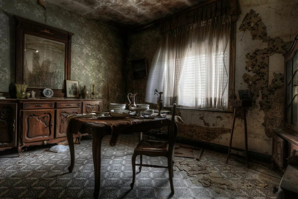 Мистическая квартира. Старая комната. Старинная комната. Заброшенная комната. Мрачный интерьер.