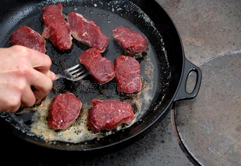 Время жарки мяса. Мясо на сковородке с жиром. Процесс жарки. Мясо на воде в сковородке. Хорошо прожаренное мясо.