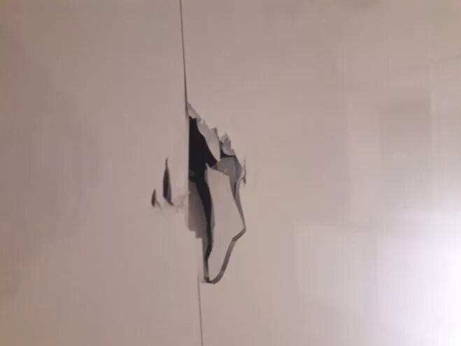 дырка в пластиковой панели. стена в дырочку. заделка дыры в пластиковой панели. заделать дырку в пвх панели. заделка дыры в пластиковой панели.