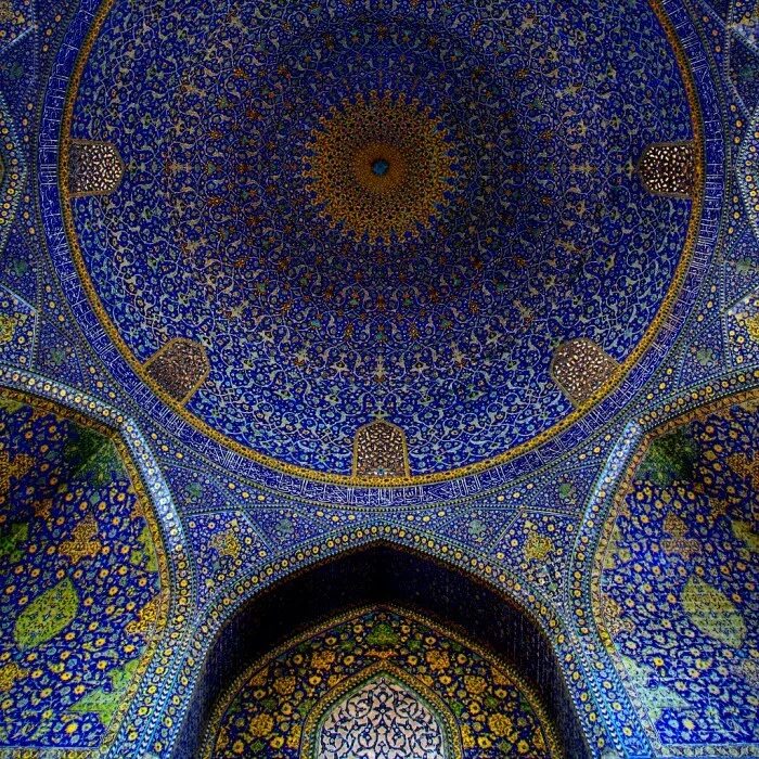 Чем украшают мечети. Мозаика орнамент мечеть имама Исфахан. Свод купола мечети имама Исфахан. Росписи Исфахан мечети. Украшенный арабесками свод мечети Лотфулла (Исфахан, Иран).