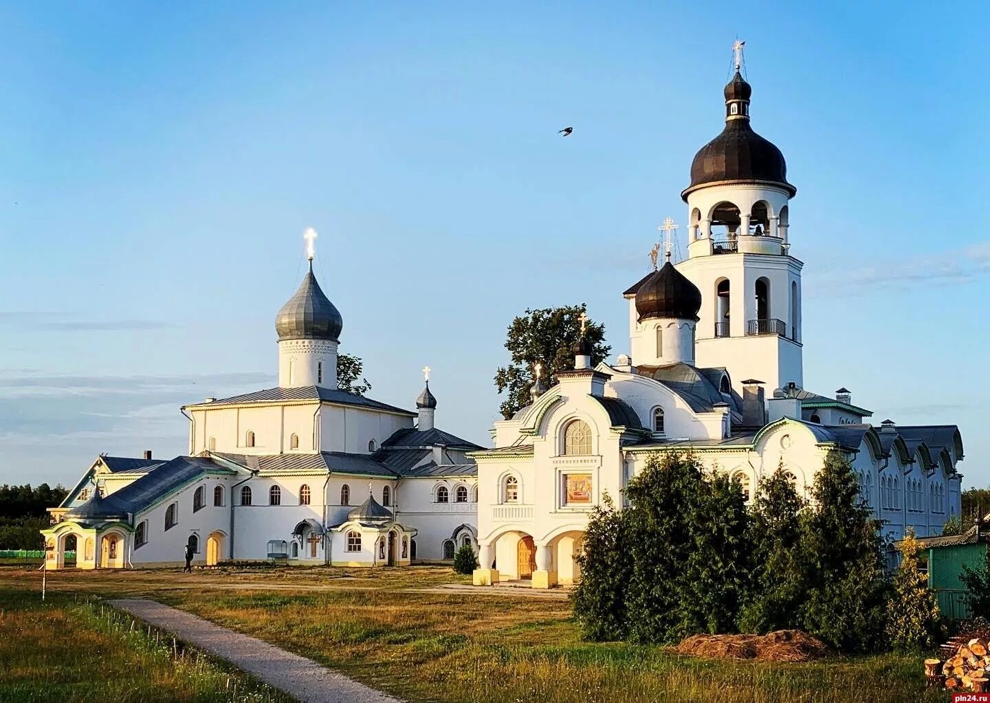 Монастыри псковской области фото. Иоанно-Богословский Крыпецкий монастырь. Крыпецкий монастырь Псковская. Савво Крыпецкий монастырь. Иоанно Богословский монастырь Псковская область.