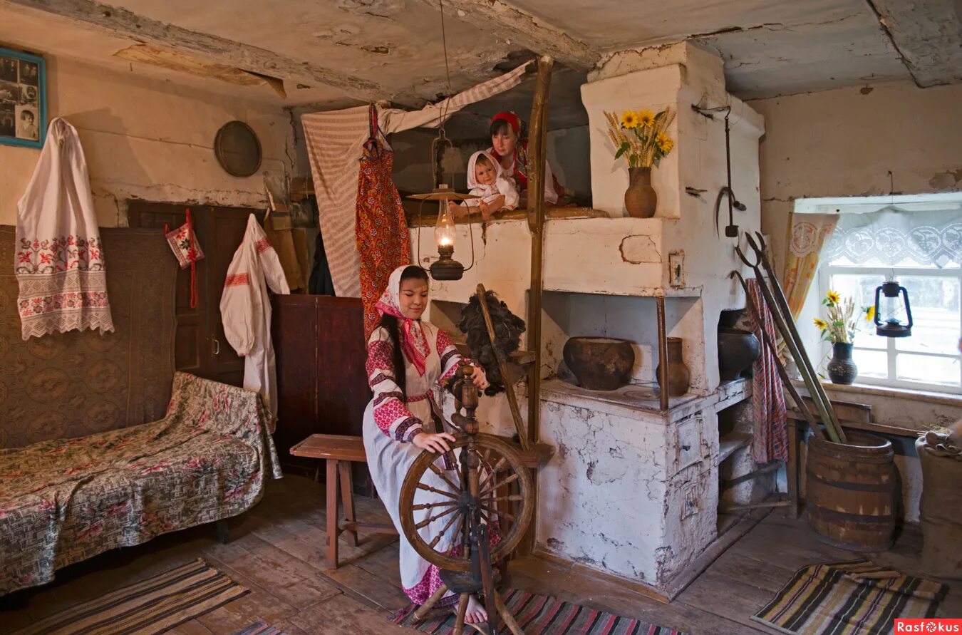 Старинный дом внутри. Русская изба внутри убранство. Избы на руси 17 век. Горница зажиточного крестьянина 19 век. Музей "русская изба" вытегра.