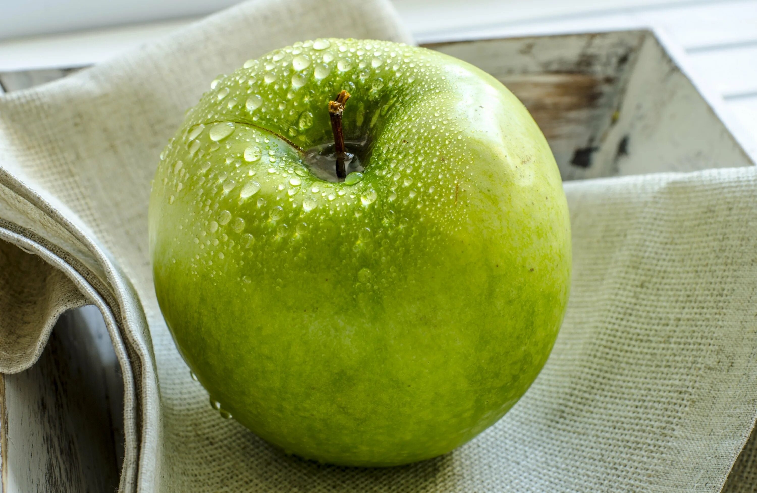 В пакете лежат красные и зеленые яблоки. Грин Эппл Green Apple. Яблоки зеленые. Сочное яблоко. Обои на рабочий стол яблоки.