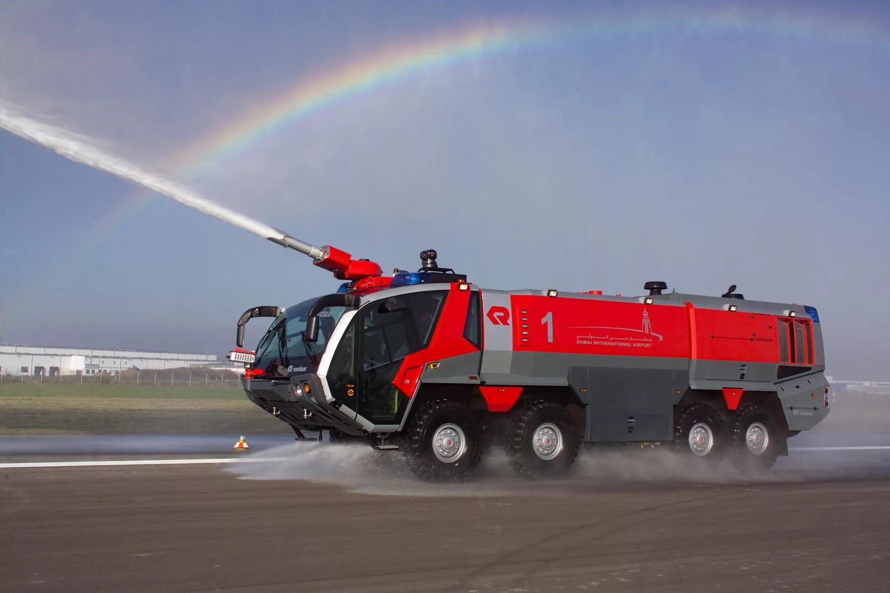 Тушение пожаров с помощью вертолетов впр. Пожарная машина Rosenbauer Panther. Пожарная машина аэропорта Rosenbauer Panther. Аэродромная пожарная машина Rosenbauer. Аэродромный пожарный автомобиль Rosenbauer.