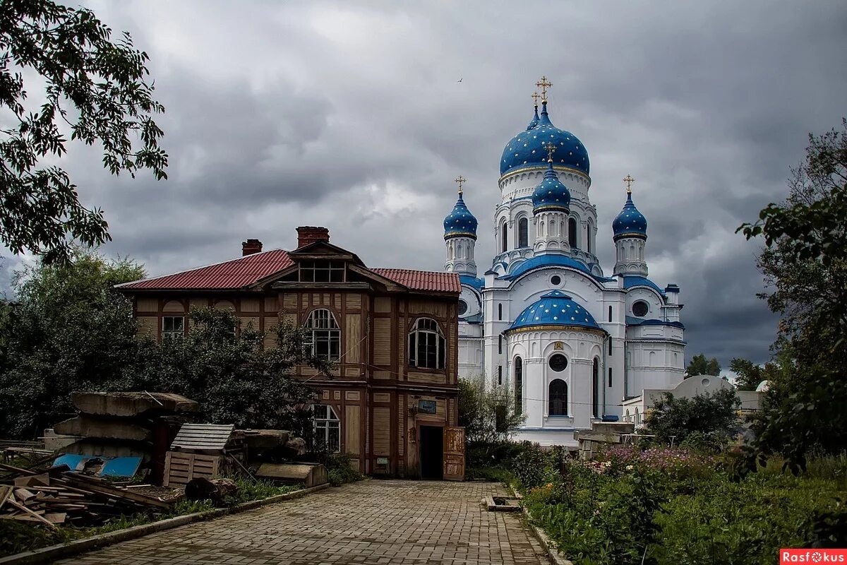 Мариенбург церковь покрова пресвятой богородицы. Церковь покрова гатчина. Церковь в гатчине с синими куполами. Покровская церковь в мариенбурге в гатчина. Покровский собор гатчина.