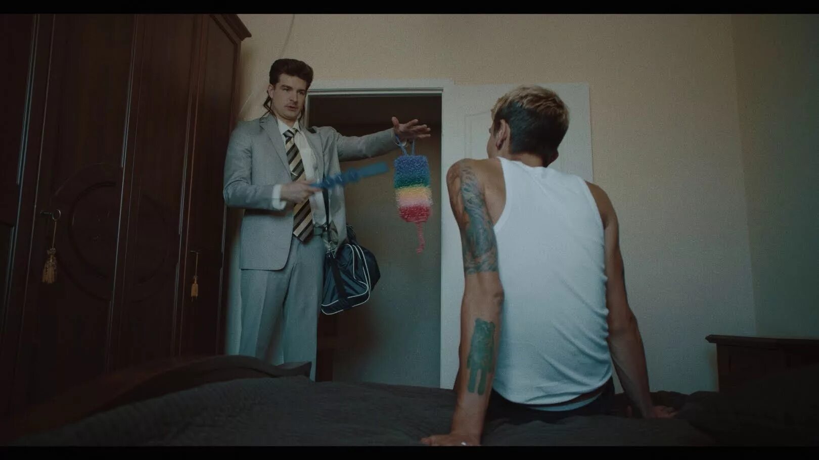 любовь константинова ленинград. ленинград снять рубаху. ленинград чпх клип. ленинград снять рубаху. рэпер в чпх ленинград.