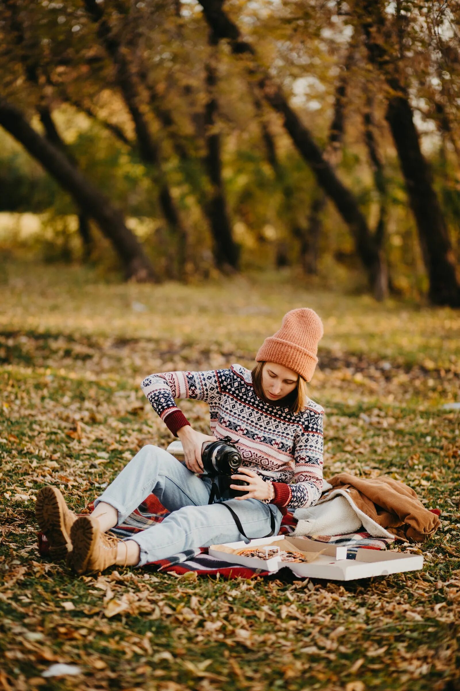 Интересные фото осенью на природе Fall picnic by the lake the best time of year for cuddly warm knits and hot coff