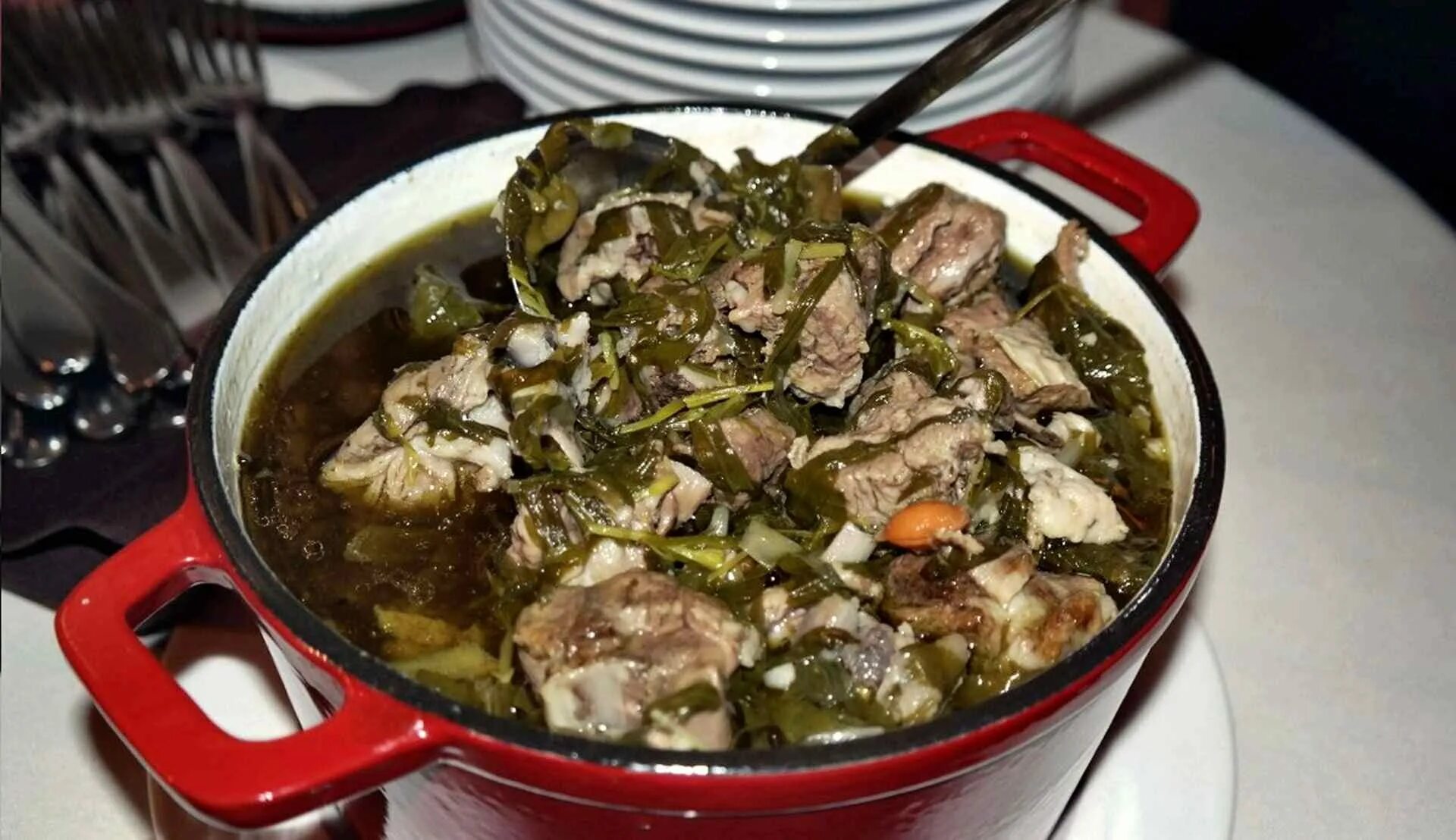 Баранина с тархуном. Грузинская кухня чакапули. грузинский суп чакапули. чакапули по-грузински. чакапули из баранины с тархуном.