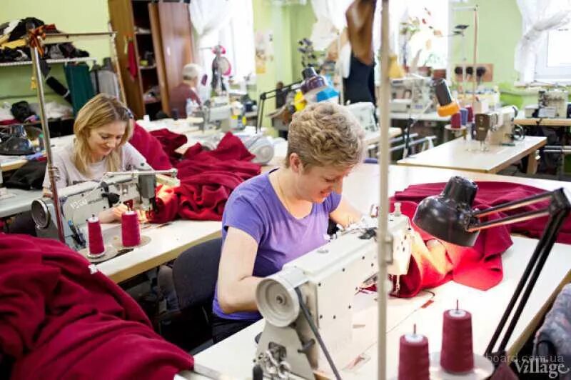 Швейный цех. Современный Швейный цех. Ателье швея. Фабрика пошива одежды. Работа в швейном цеху