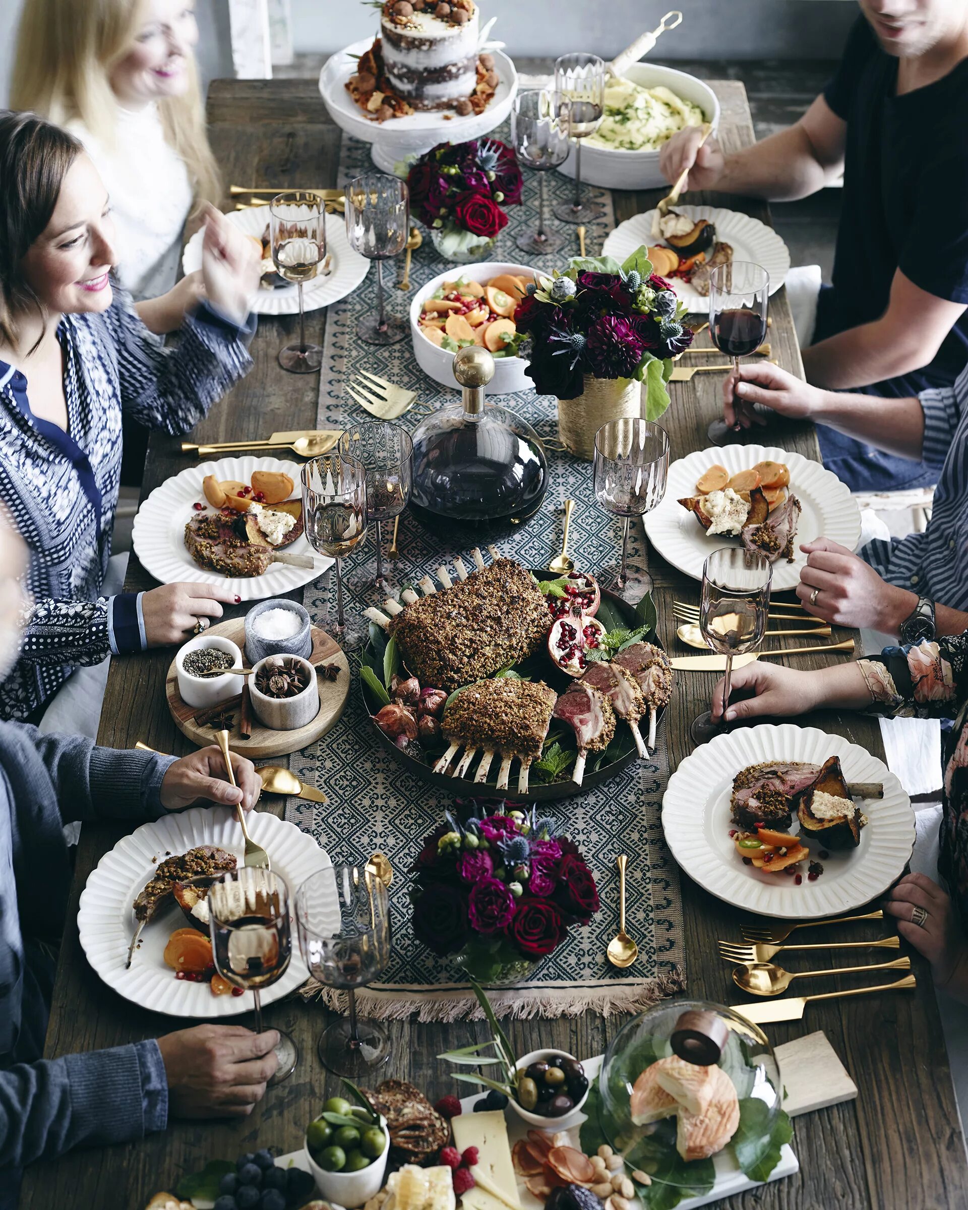Семья за праздничным столом. Застолье с друзьями. Семейный ужин стол. Праздничное застолье. И многое другое гости