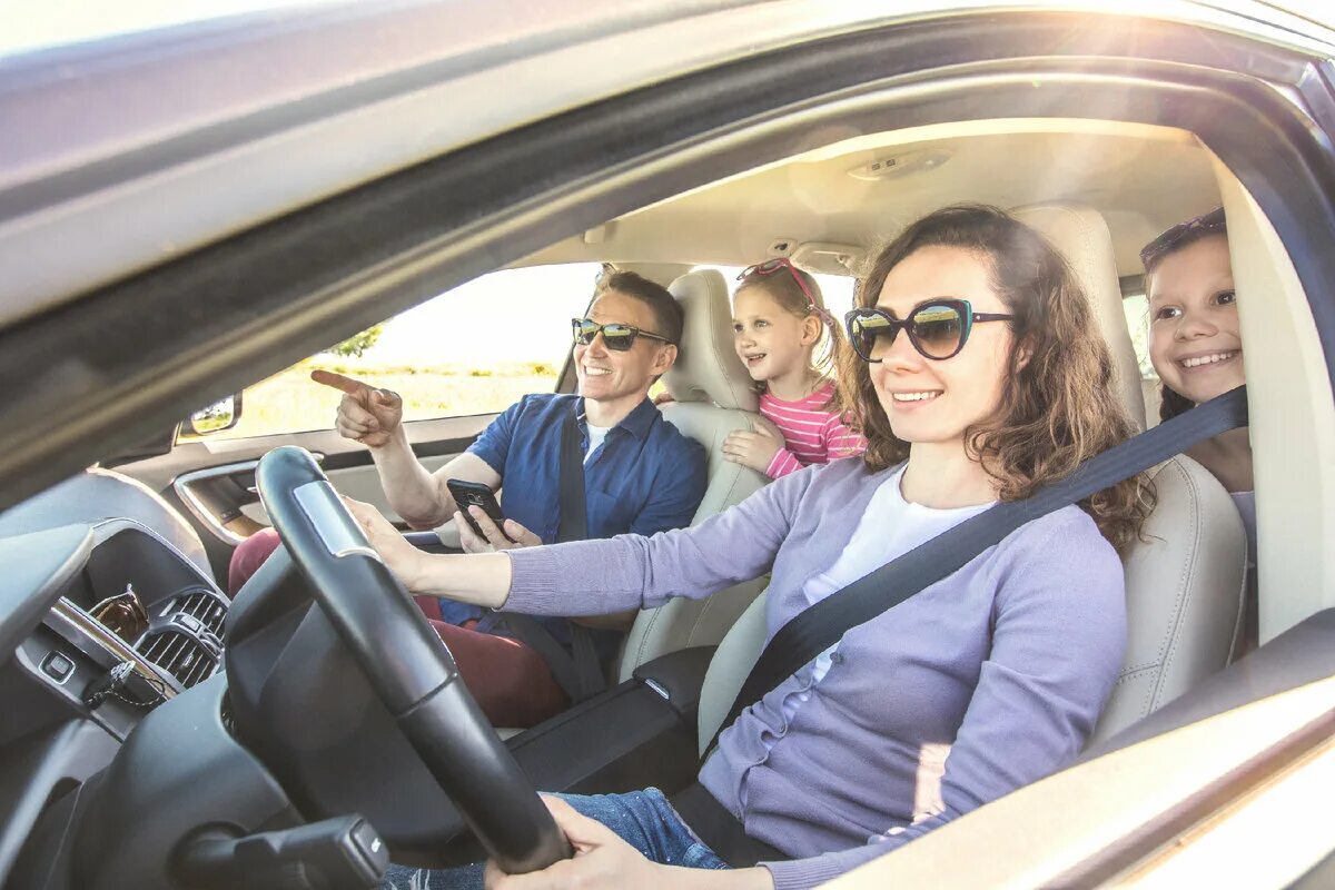 Почему машины родители. Семья в машине. Машина для путешествий семьей. Путешествие на машине с детьми. Родители и дети в машине.