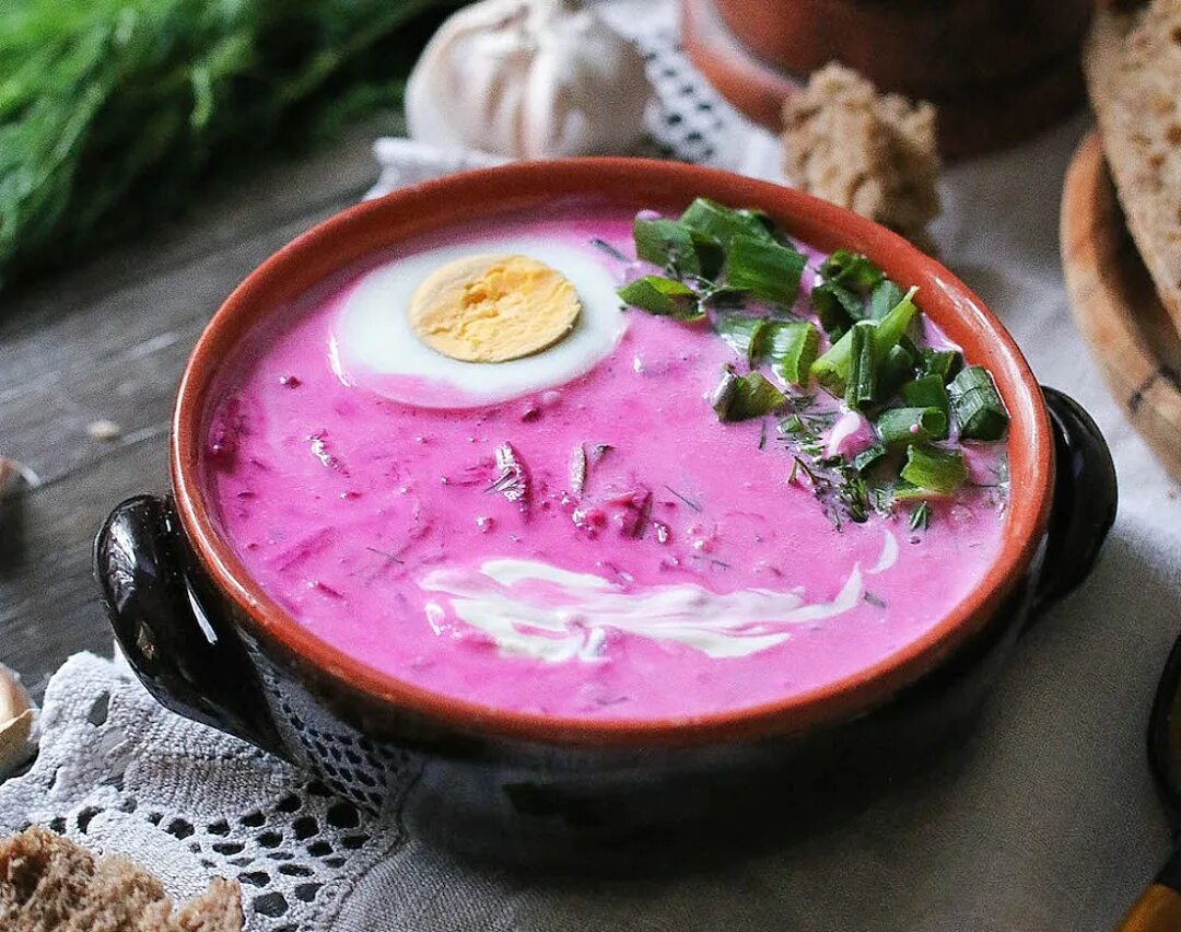 борщ с тушенкой. красный борщ со свеклой. борщ с тушенкой. борщ с говяжьей тушенкой. борщ с говяжьей тушенкой.