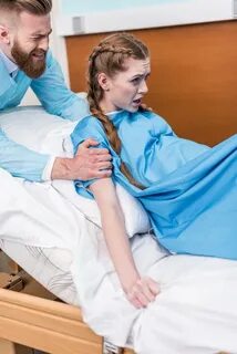 Женщина рожает ребенка в больнице