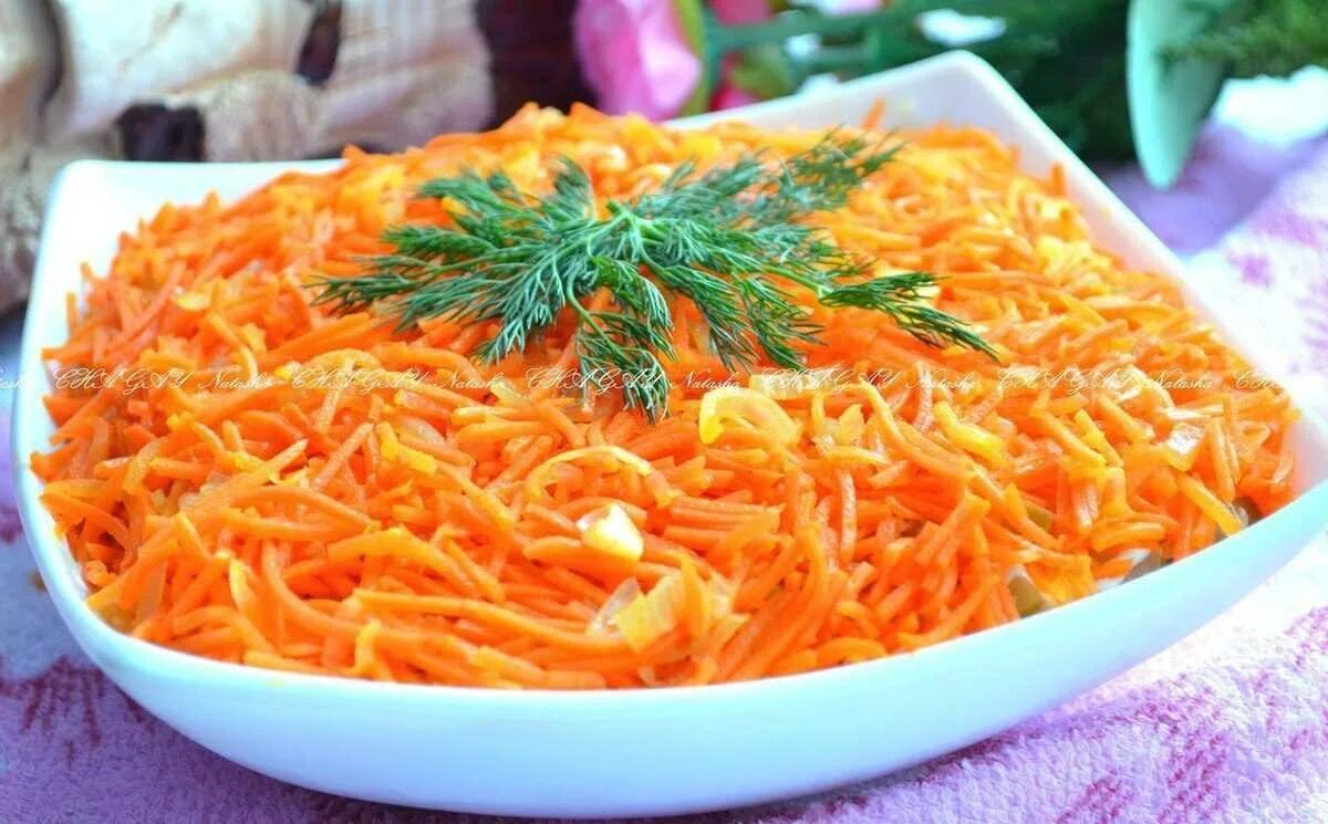 Копченая грудка и корейская морковь рецепты. Салат из копчёной курицы с корейской морковкой и огурцом. Салат с корейской морковкой и курицей. Салат слоями с курицей и корейской морковкой. Вкусный салатик с корейской морковкой.