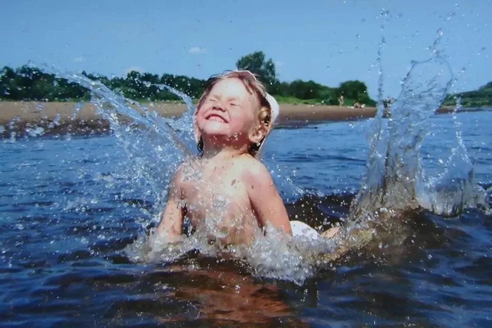 Купание в открытых водоемах. Купаться. Купание закаливание. Купаться в реке.