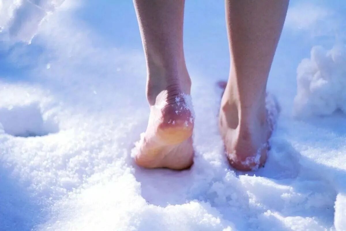 Ноги в снегу. Босые ноги на снегу. Закаливание зимой. Хождение босиком закаливание. Холодные бледные ноги