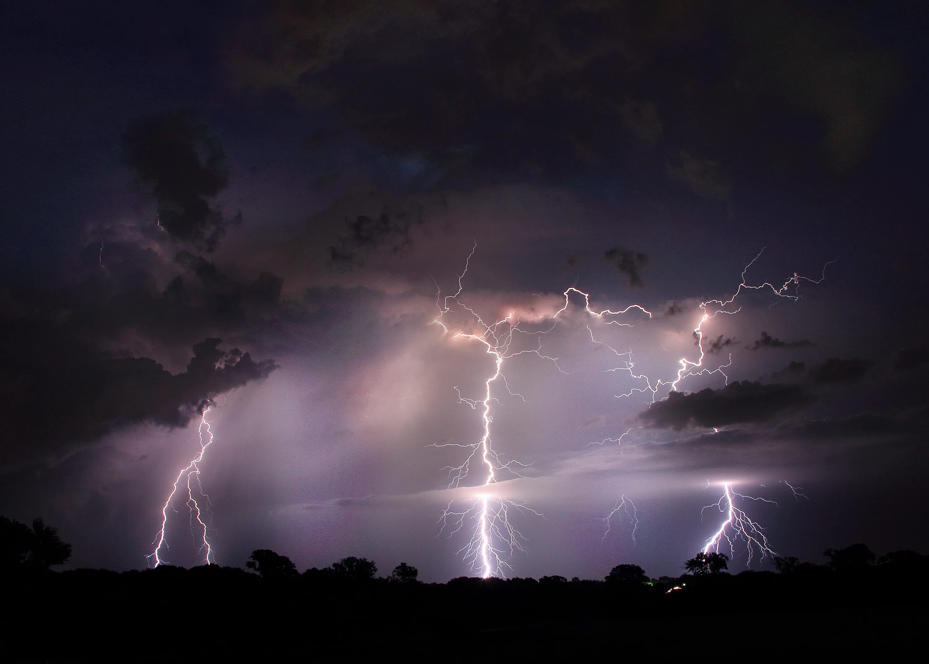 Thunder rain. Гроза молния Гром. Многоячейковые кластерные грозы. Град молния. Гроза Гром дождь. Красивая молния.