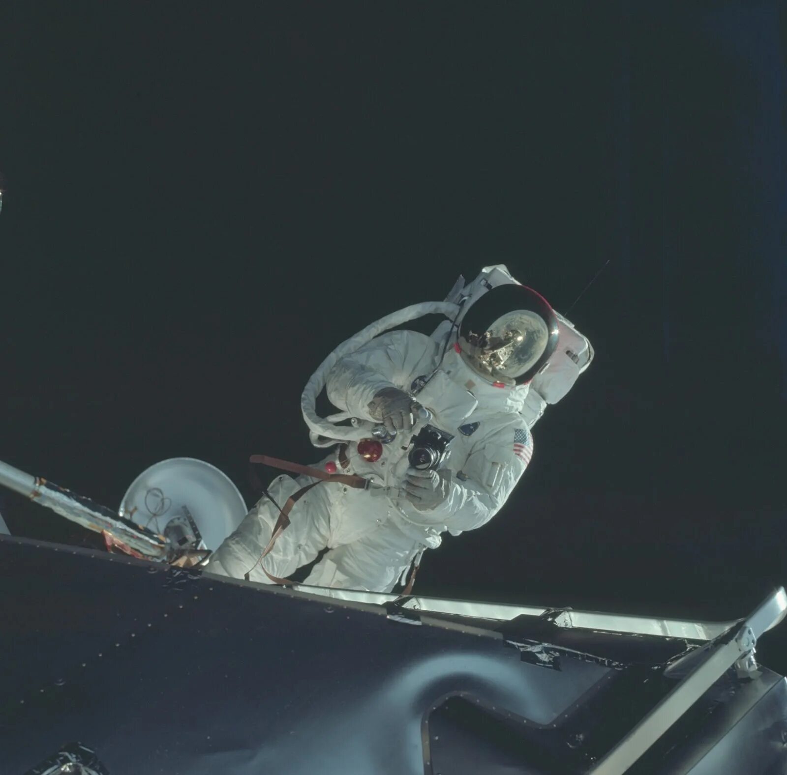 Скафандры для полета на луну изготавливали лучшие. Аполло выход в открытый космос. Пилот лунного модуля. Одежда Космонавтов на орбите.