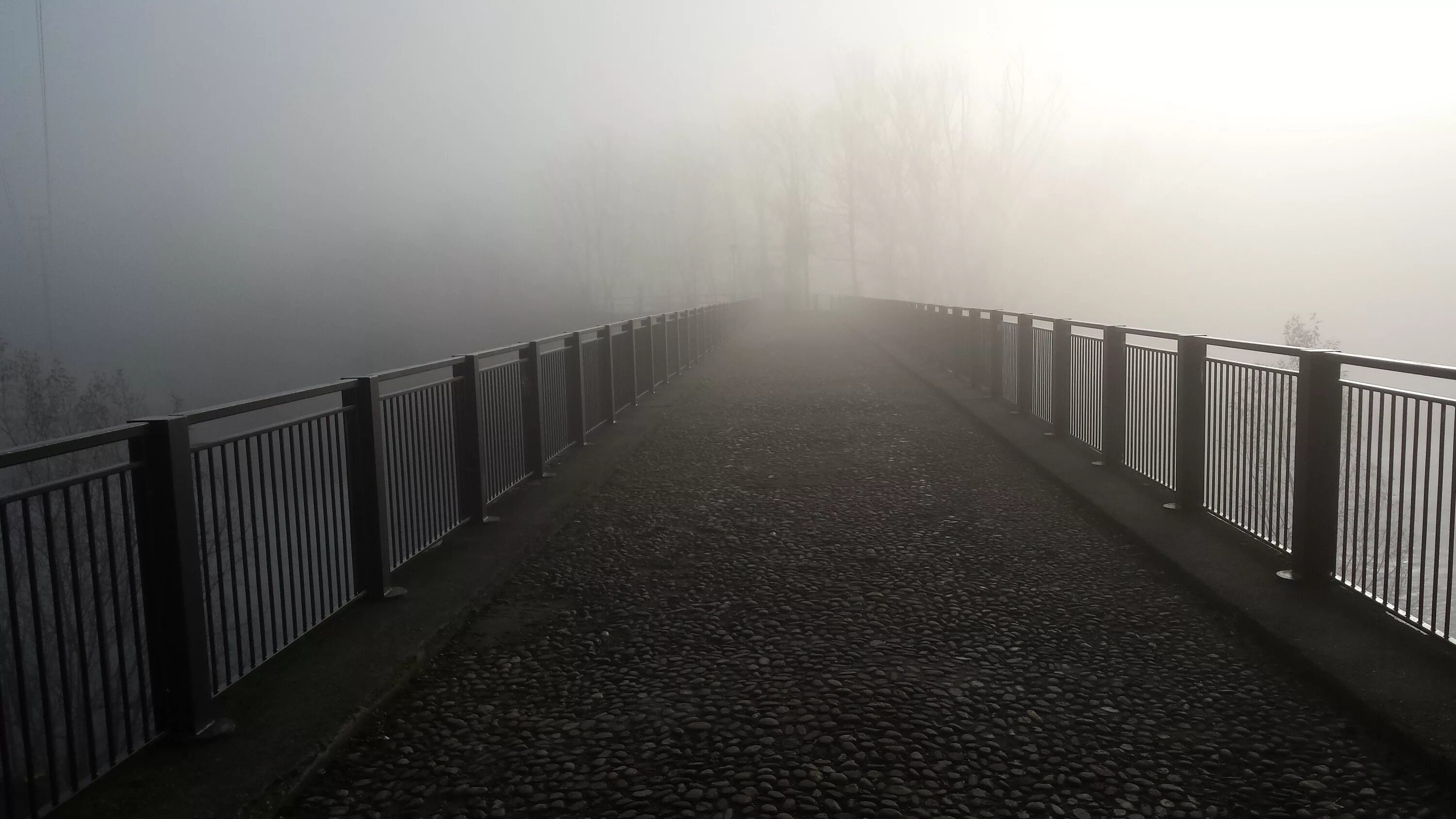Ты ушла в эту легкий туман. Город в тумане. Мост в тумане. Сильный туман. Улица в тумане.
