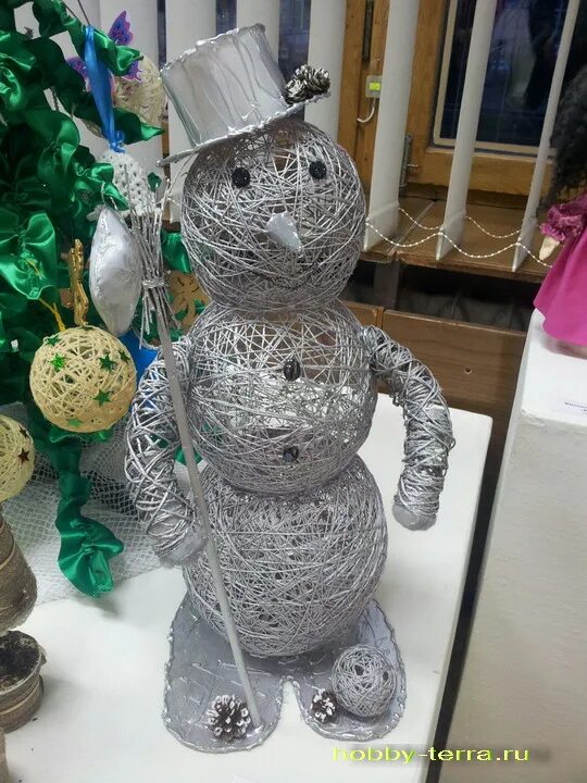 снеговик из нитей и клея. как сделать снеговика из клея пва. шары из ниток и клея пва. снеговик пва нитки. снеговик из ниток и клея пва.