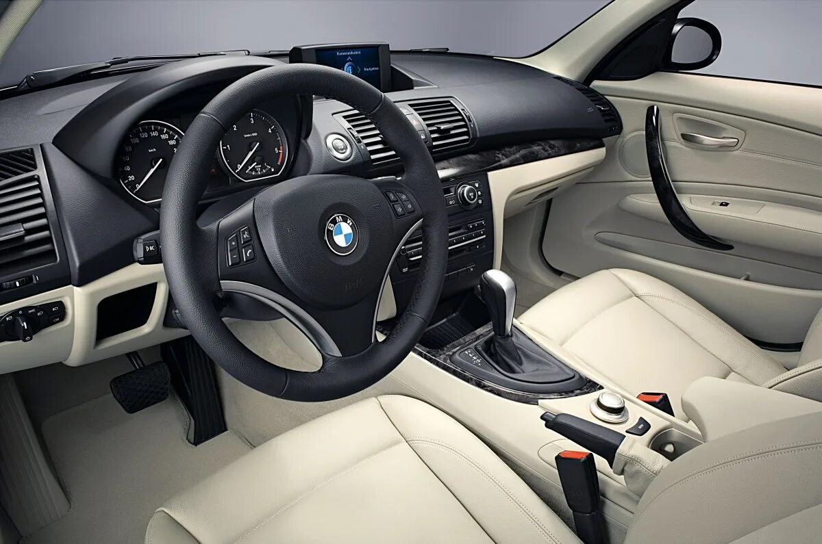 Куплю бмв автомат. BMW e81 Interior. BMW e81 салон. BMW 116 салон. БМВ е87 салон.