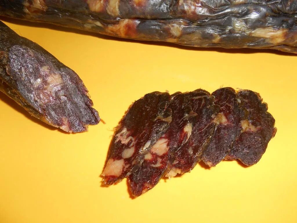 Колбаса казылык из конины с/в. Конская колбаса татарская казылык. Сыровяленая колбаса из конины. Казы жир. Конская колбаса на белом фоне.
