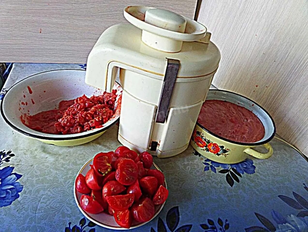 Томаты через соковыжималку. Томатный сок через соковыжималку. томатный сок на зиму через соковыжималку. томатный сок в соковыжималке на зиму. томарныйсок на зиму через соковыжималку.