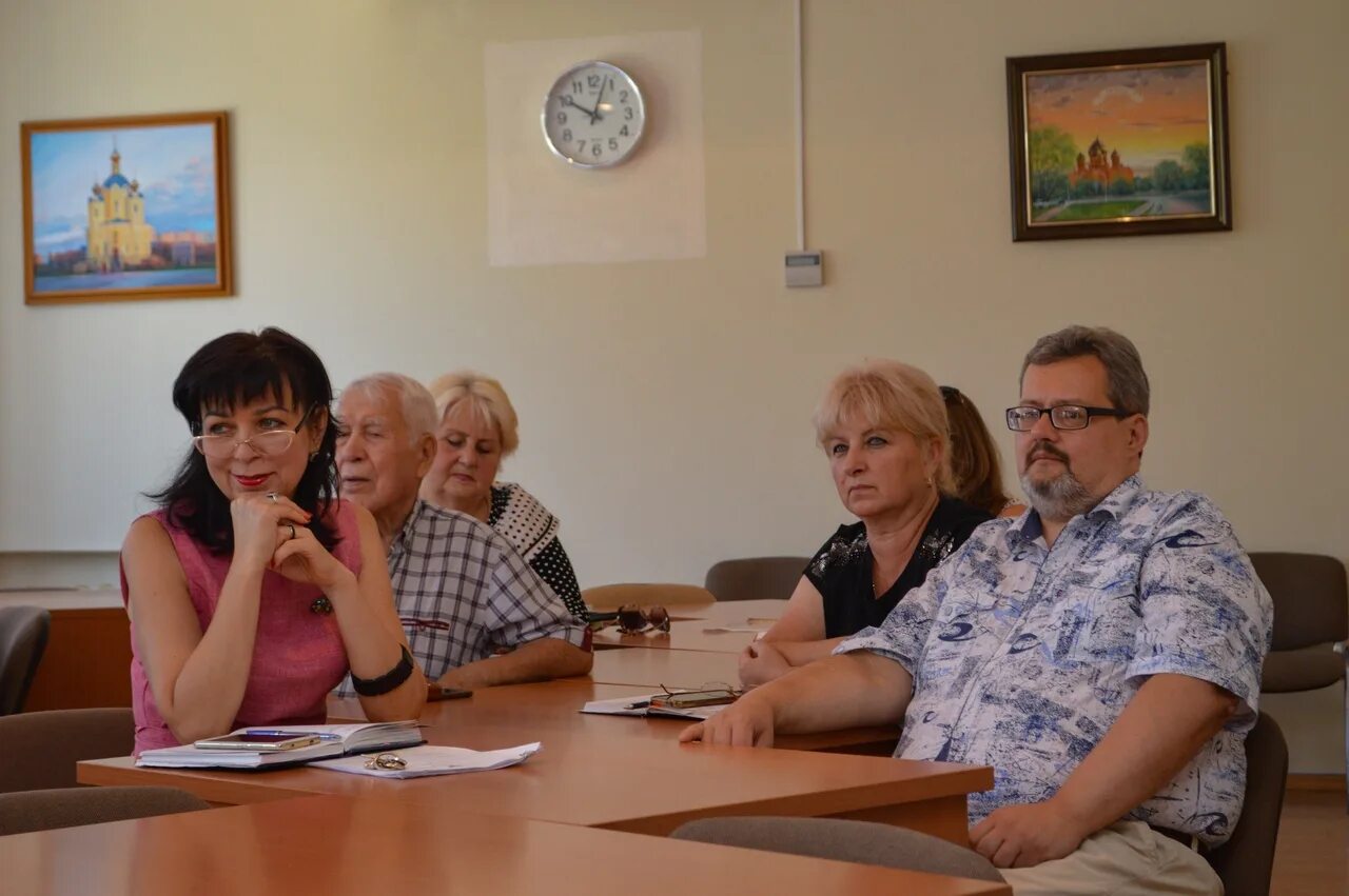 Донецкий молодежный центр. Администрация города Донецка. Донецк горсовет. Областная администрация Донецк.