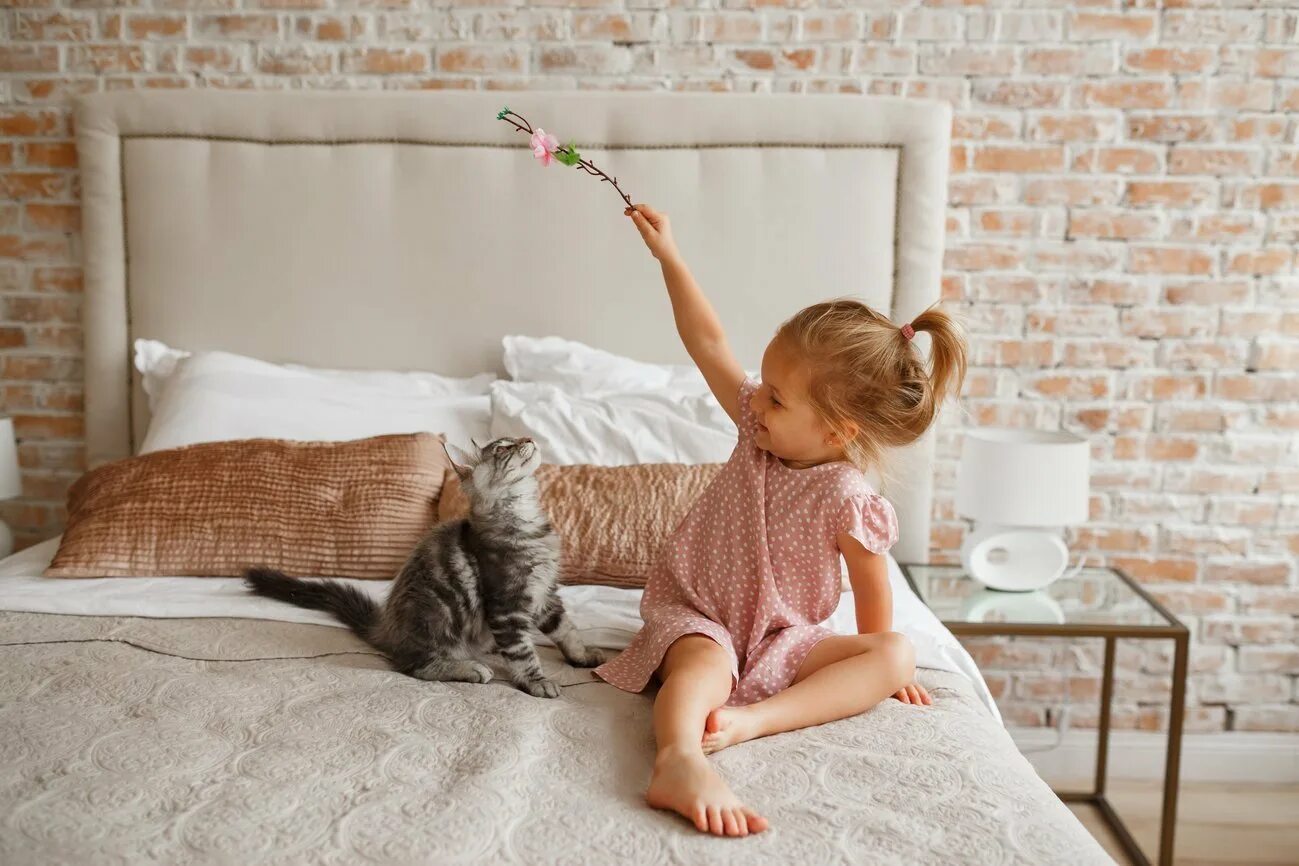 Котенок играет малыша. Кошка для детей. Маленькая девочка с кошкой. Ребенок играет с котом. Девочка играет с кошкой.
