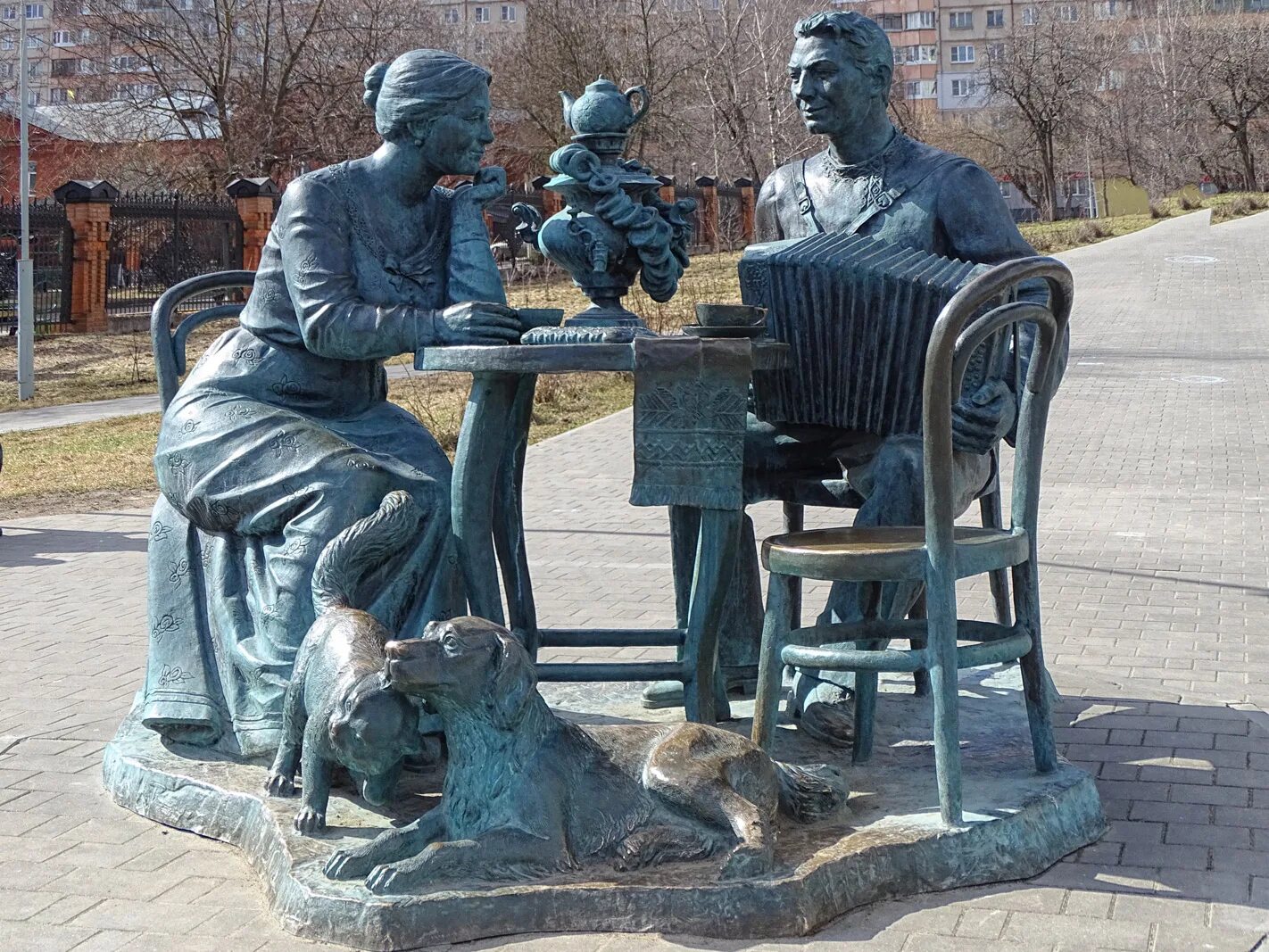 памятник чаепитие в туле. тула скульптура тульское чаепитие тула. тульское чаепитие. скульптурная композиция "тульское чаепитие". тульское чаепитие скульптура.