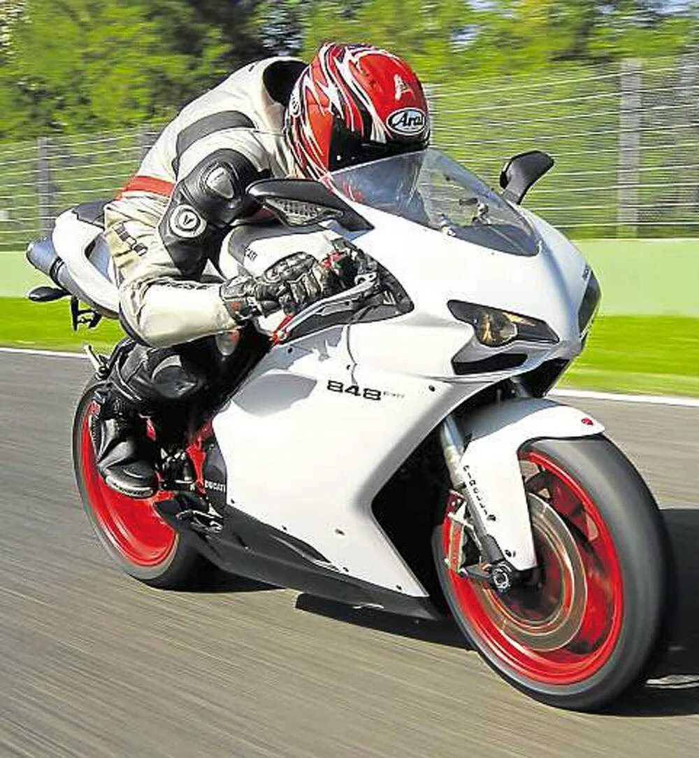 Красно белый мотоцикл. Ducati 848 EVO. Мотоцикл Ducati 848. Мотоцикл Дукати 848 EVO. Ducati 848 EVO белый.