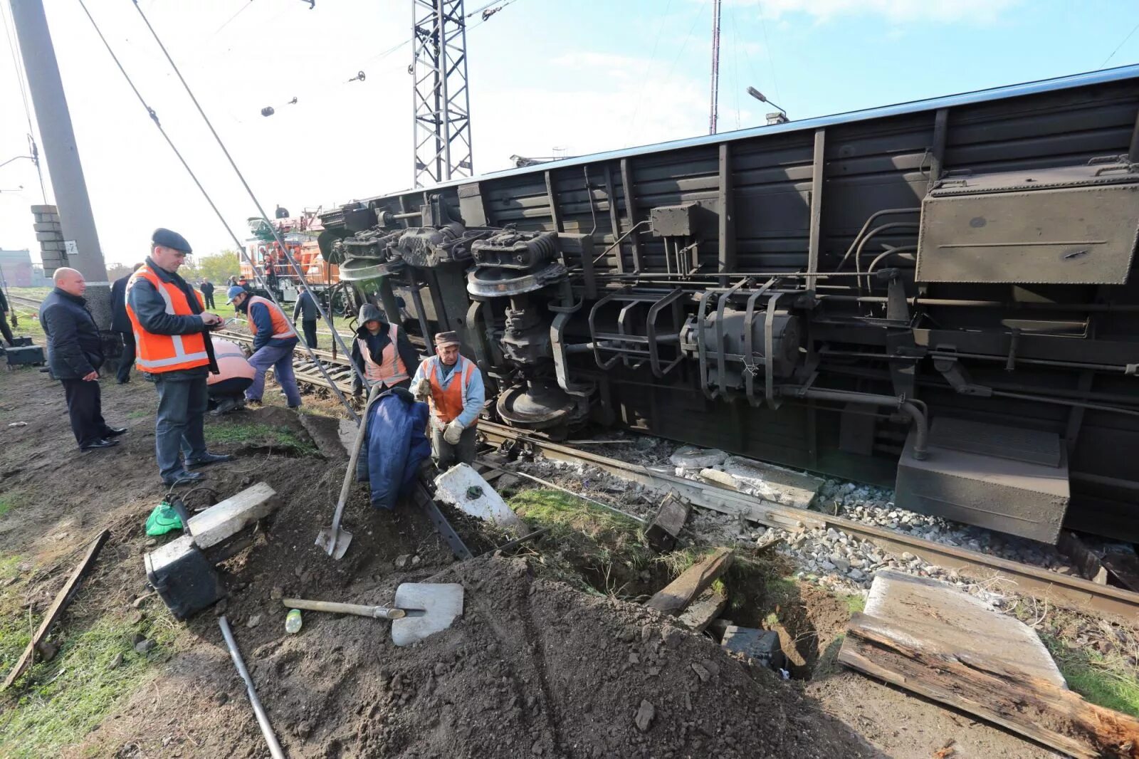 Сошедшая с рельсов дата выхода серий. Амурская область поезд сошел с рельс. Жиззахда поезд релсдан чиқиб кетди. Златоуст сход вагона 17. Сход поезда в тульской области.