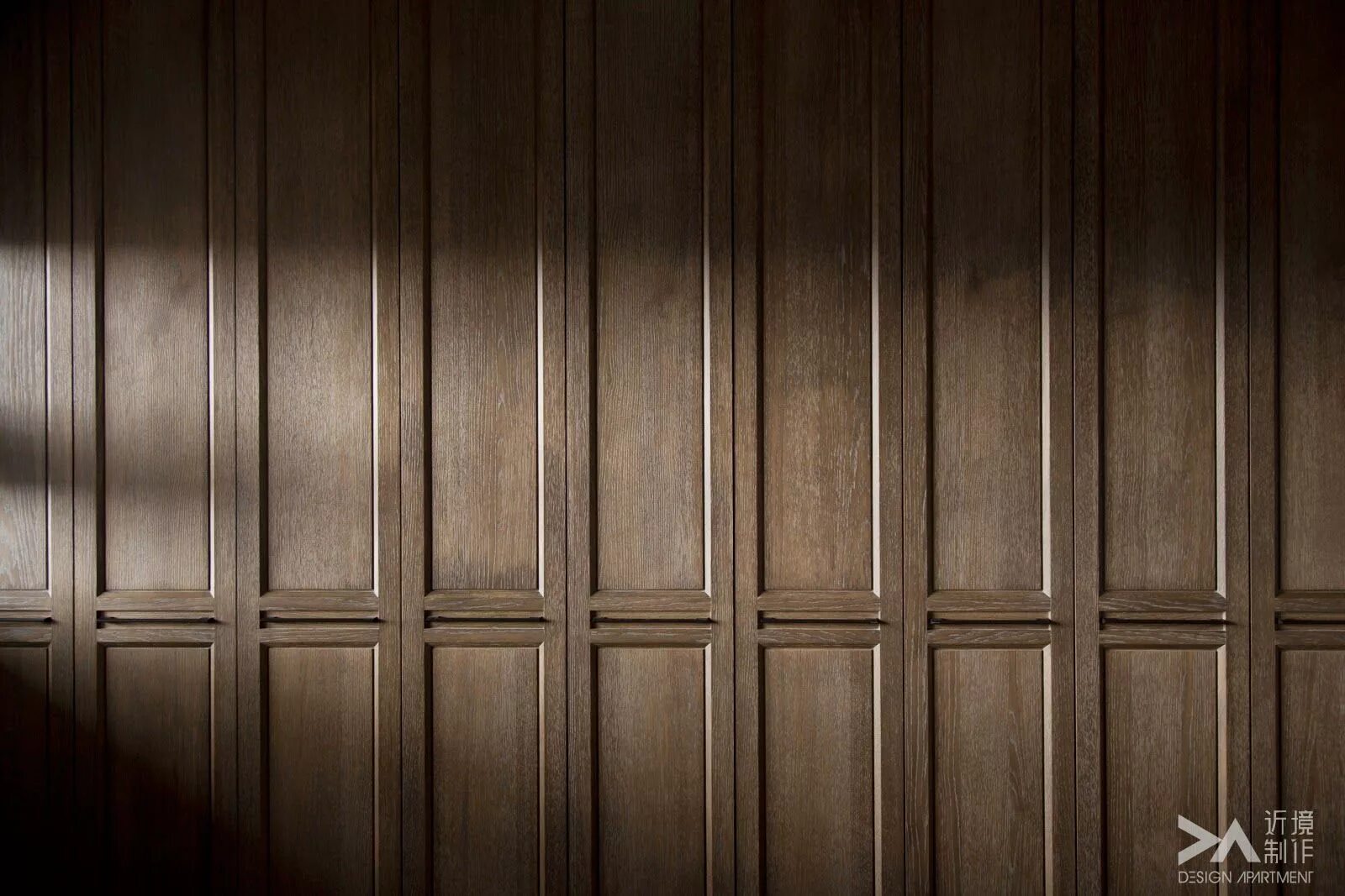 Стена с молдингами без мебели. Темное дерево. Геометрическая абстракция. Panel background. Фон дерево.