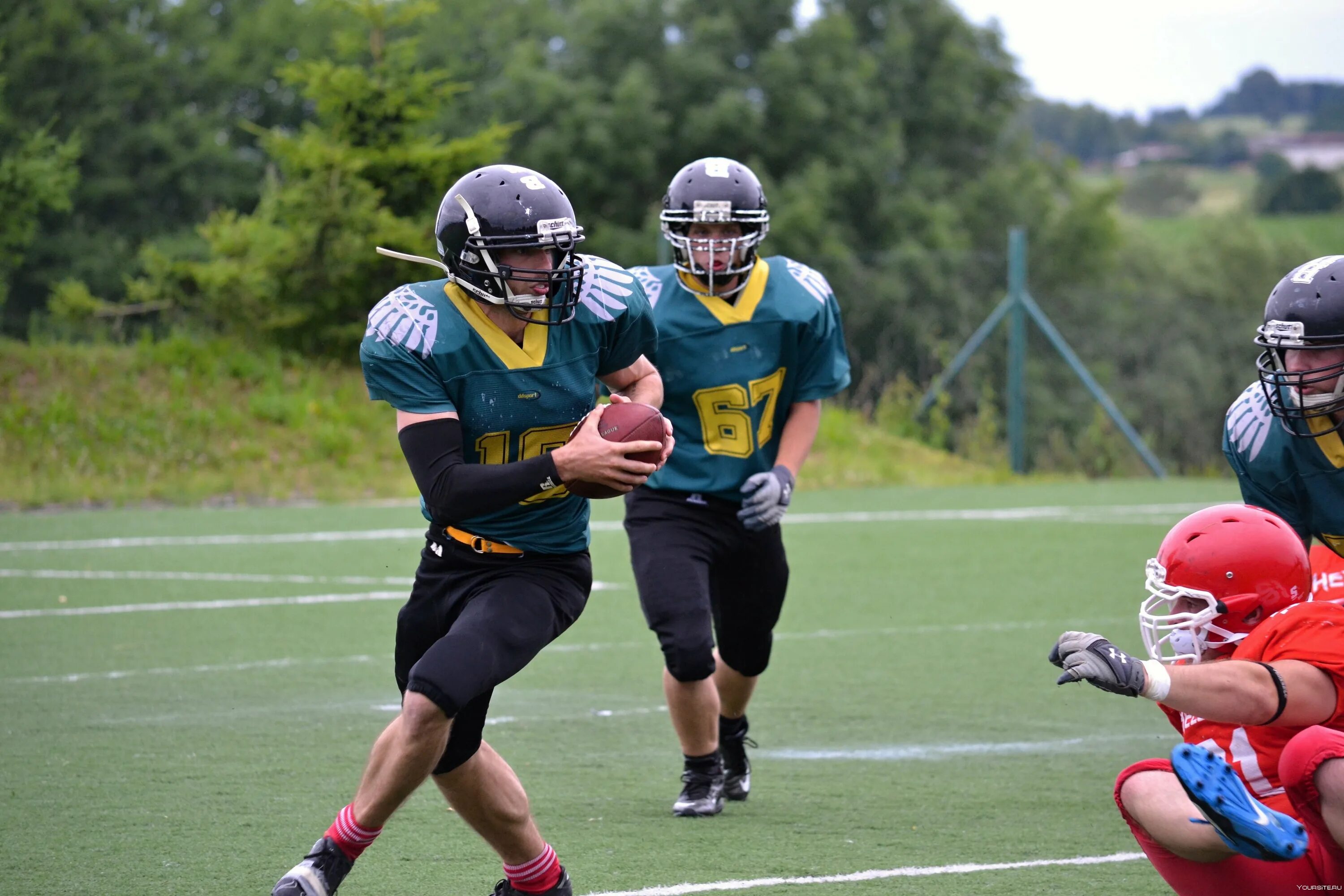 Football is a team game. Американский футбол. Американский футбол в США. Американский футболист. Игрок в американский футбол.