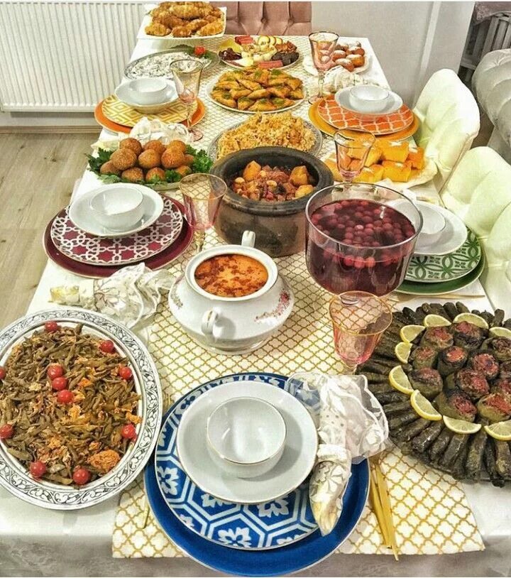 Татарский накрытый стол. Накрытый стол с едой. Шикарный стол с едой. Стол накрытый для гостей. Домашний стол с едой.
