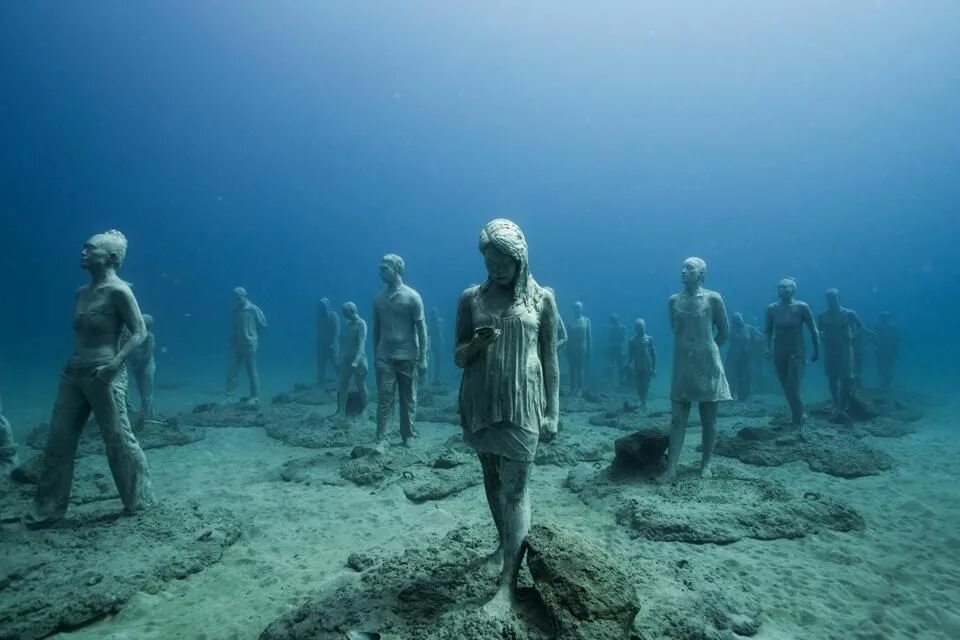 Музей подводных скульптур в Канкуне. Подводный музей скульптур Канкун Мексика. Подводный музей Джейсона де Кайрес Тейлора. Человек на дне океана