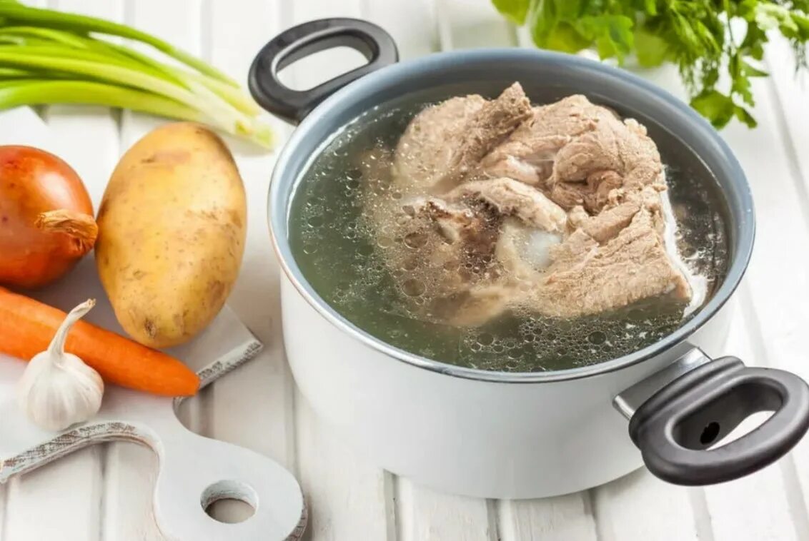 Бульон время варки. Вареное мясо в кастрюле. мясной бульон в кастрюле. варёное мясо вкастрбле. бульон с мясом в кастрюле.