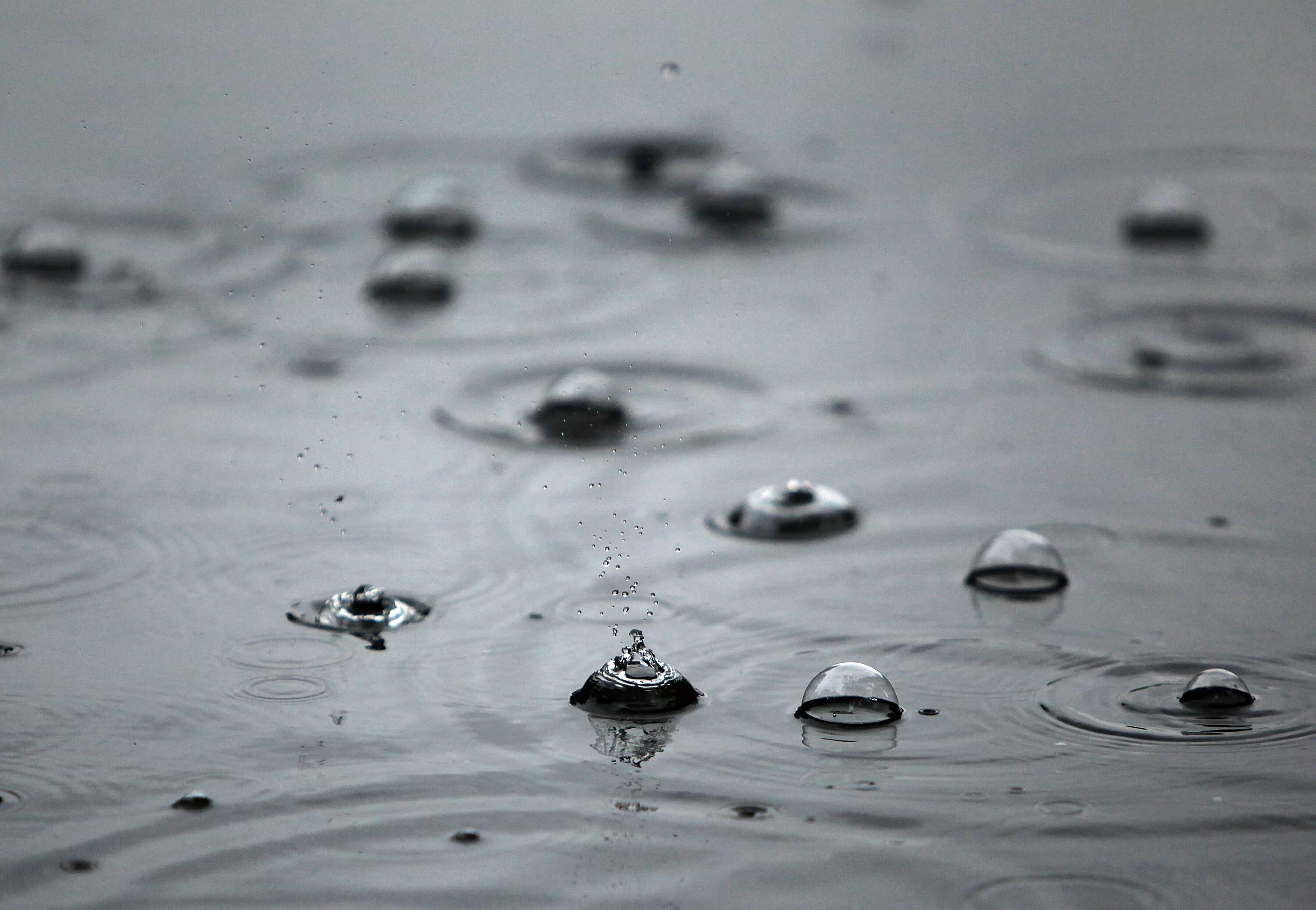 Падение дождевой капли. Капли воды. Капли дождя. Падающие капли воды. Капли дождя в луже.