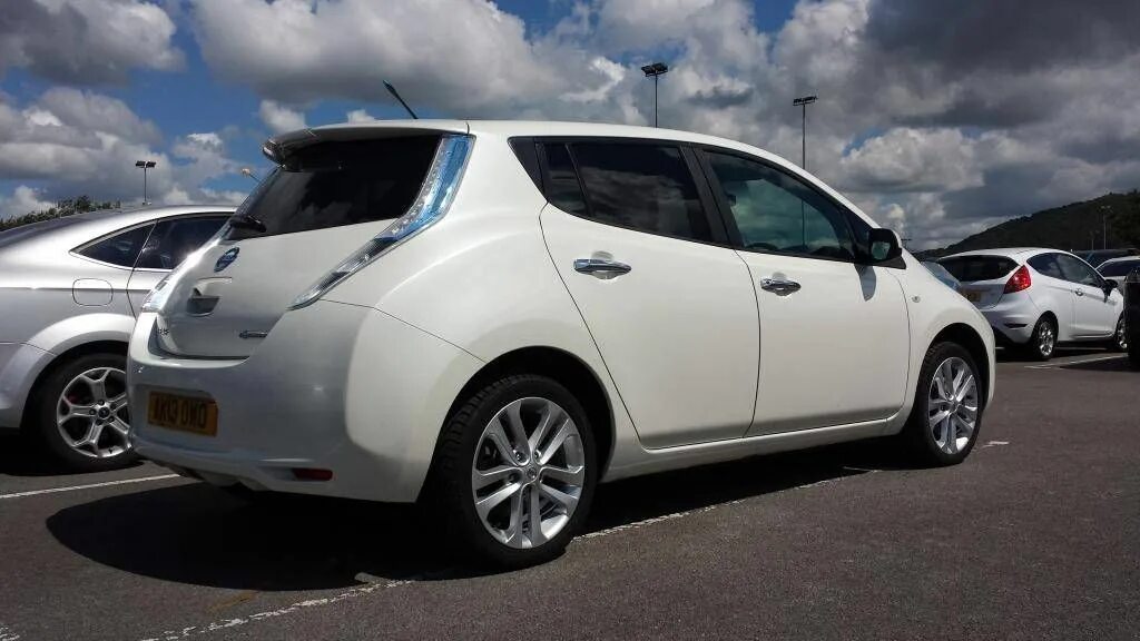 Nissan leaf 18 диски. Ниссан лиф 17. Nissan leaf r18. Диски nissan leaf r18. Диски nissan leaf r18.