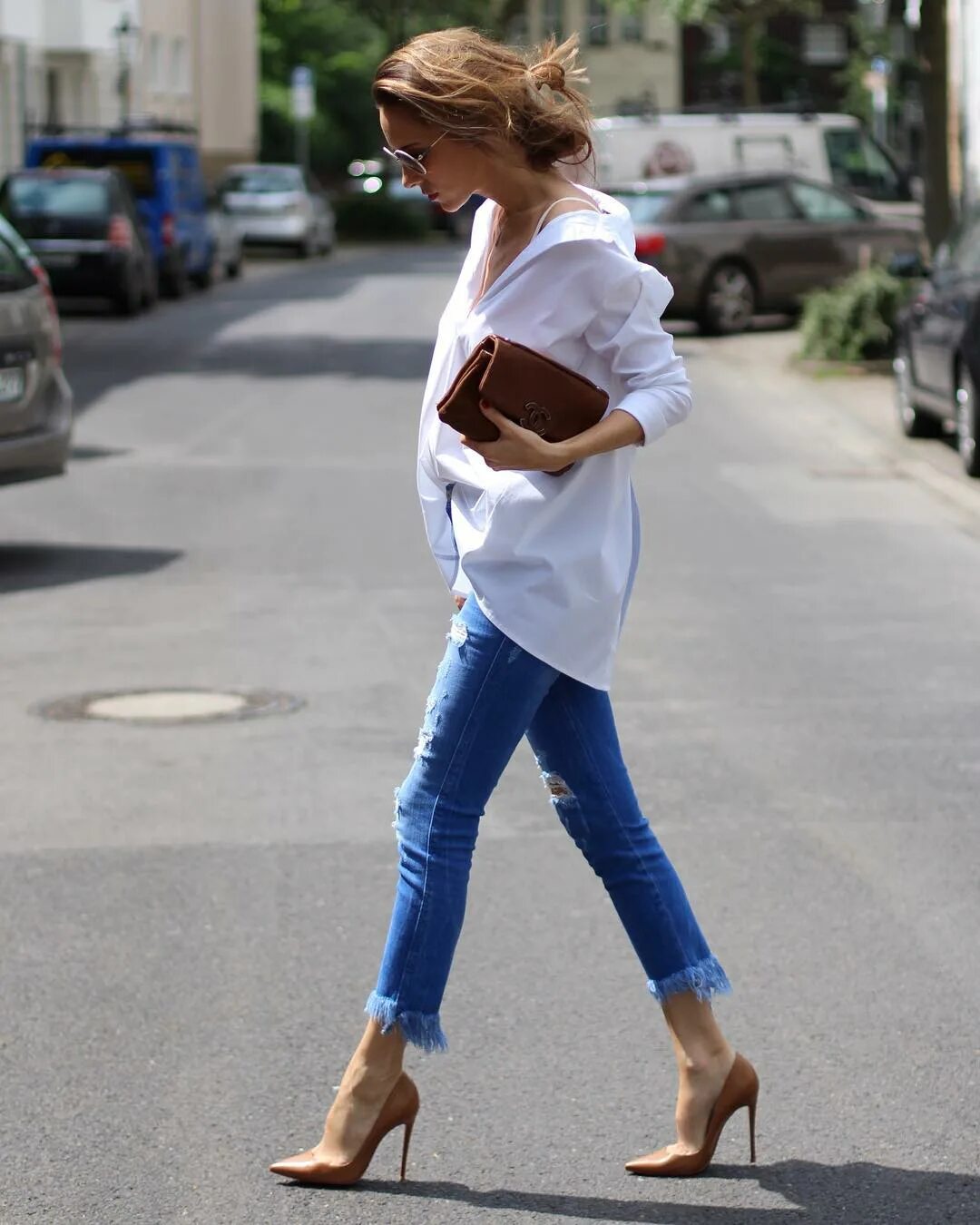 образы с блузкой и джинсами. джинсы с белой рубашкой женские. обращ с белой рубашкой и джинсами. джинсы с белой рубашкой. черные джинсы и белая рубашка.