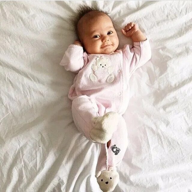 Фото новорожденных. Малыш кровать. Красивые малышки. Детская фотосессия на кровати. Красивые младенцы девочки.